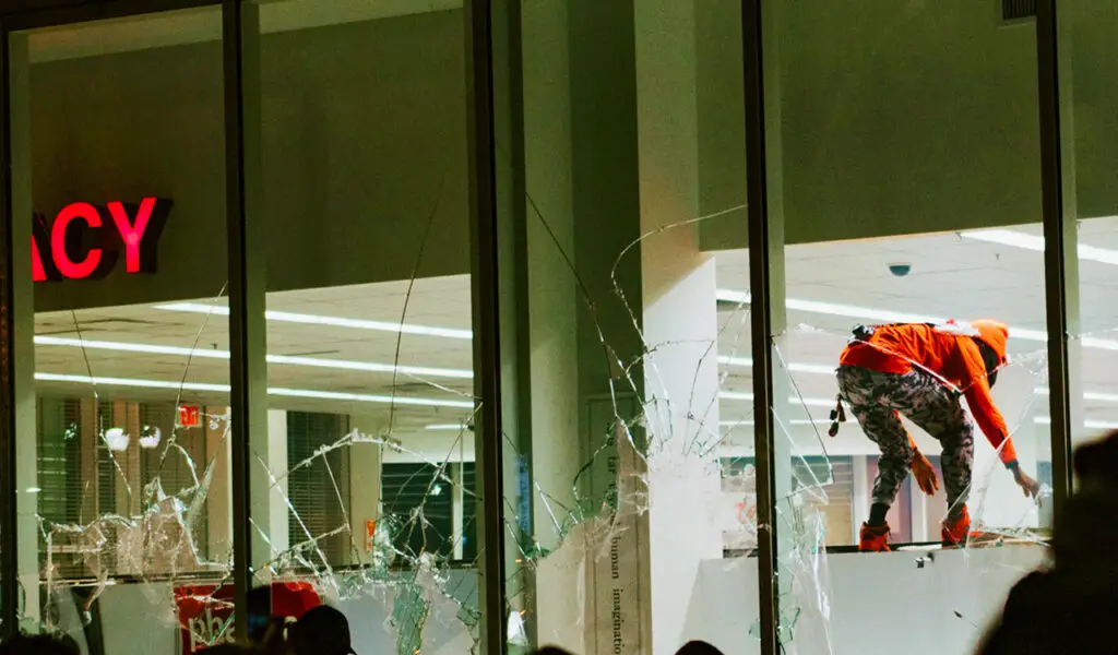 Retail Thieves Leave Retailers Holding an Empty Bag 1 230914 Retail Thieves